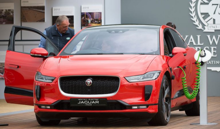 A Jaguar négy éven belül leáll a benzines autók gyártásával