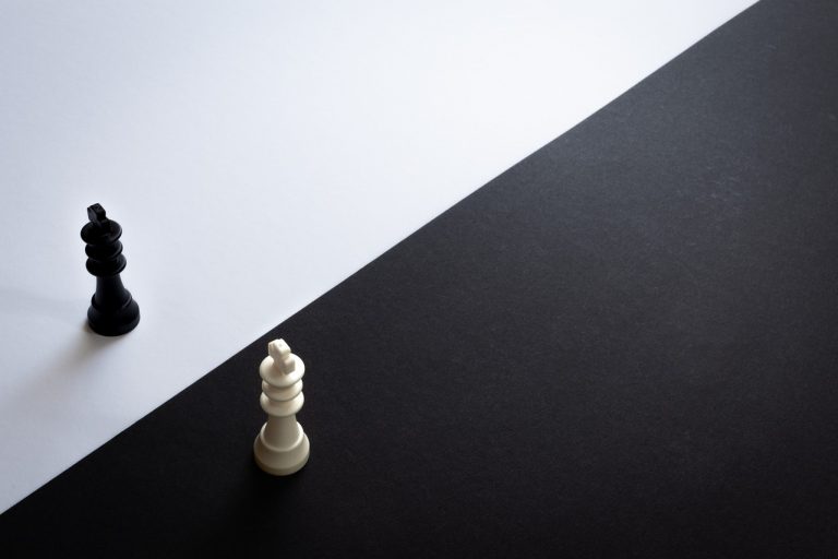 Rasszizmusnak nézheti a fekete-fehér sakkbábukról szóló kommenteket a mesterséges intelligencia