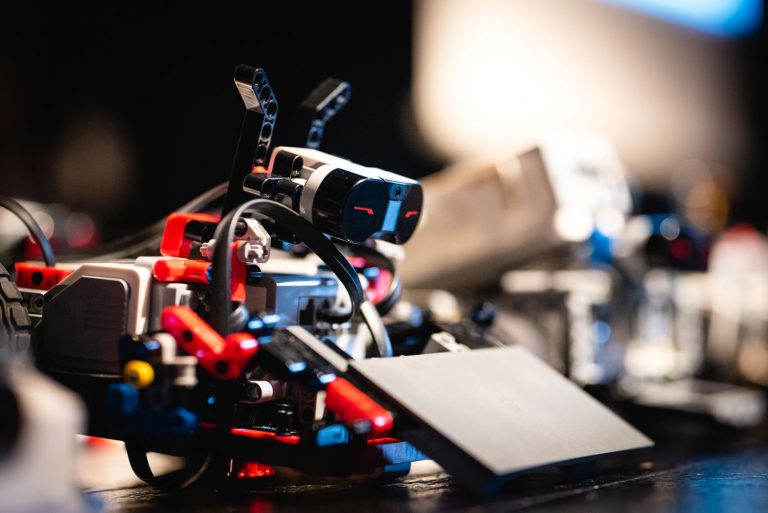 A LEGO robotjai az üde tavaszi fuvallatok a hazai oktatásban