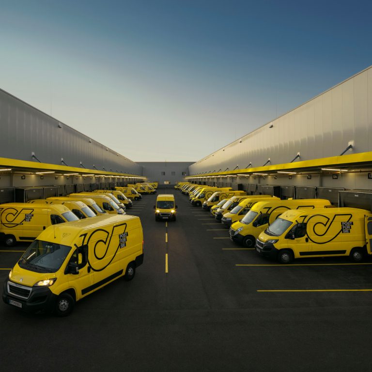 Az osztrák posta és az OMV kétezer hidrogénüzemű teherautót ereszt Ausztria útjaira