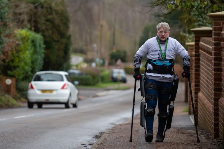 Kétszáz kilométert gyalogolt egy deréktól lefelé lebénult férfi exoszkeletonnal