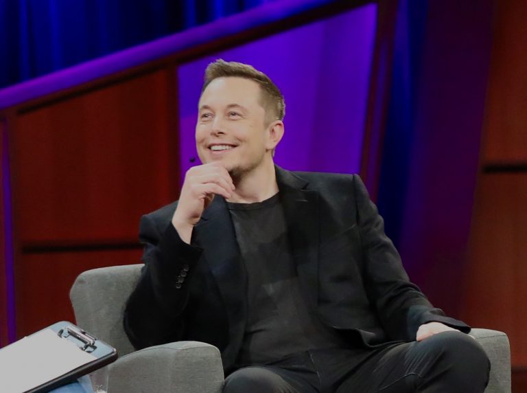 Elon Muskot hivatalosan a Tesla Technokirályává nevezték ki