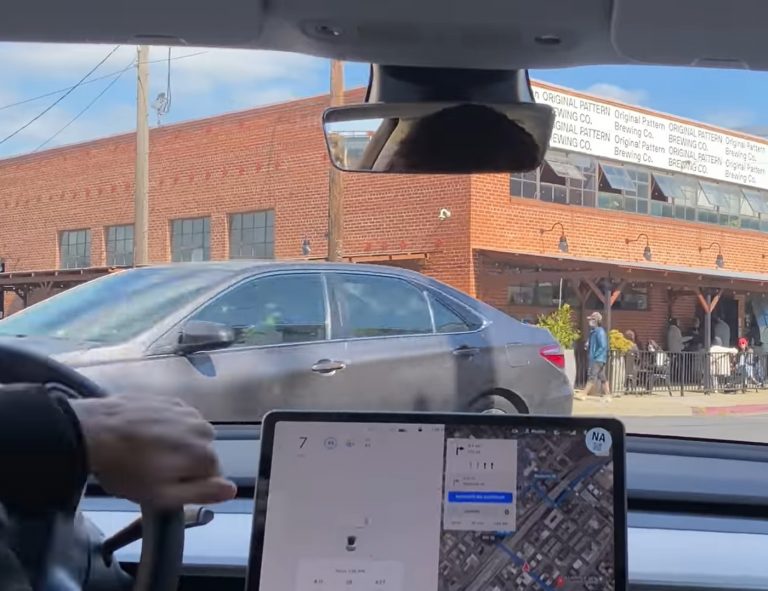 Borzasztóan lesújtó képet fest a Tesla vezetéssegítő rendszeréről egy friss videó