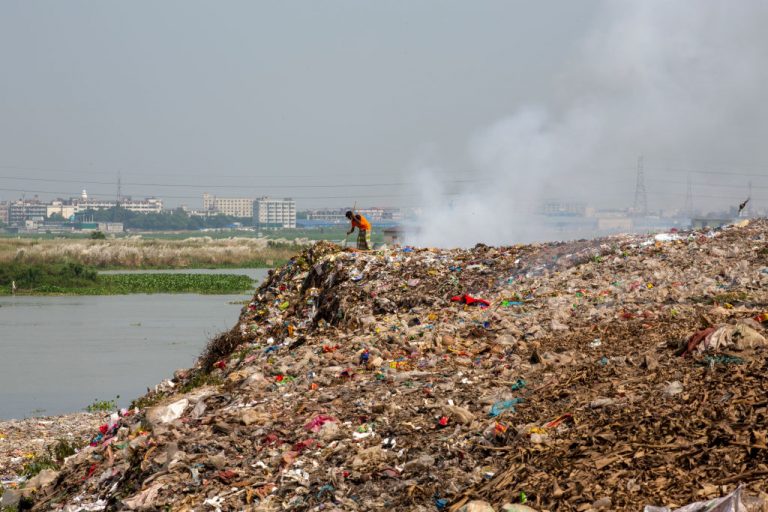 Vízzel égetik el a műanyagot abban az üzemben, ahol a világon elsőként bármilyen plasztikot újra tudnak hasznosítani