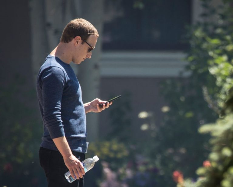 Mark Zuckerberg privát telefonszáma is kiszivárgott a legújabb Facebook adatbotrányban