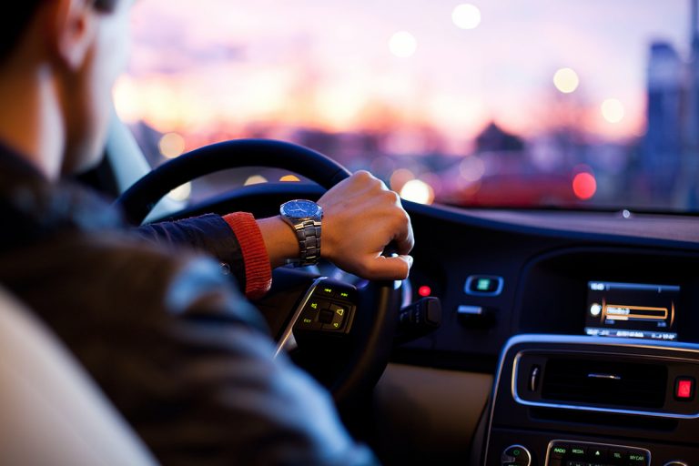 Rövidesen minden új autóban kötelező lehet a sofőrt megfigyelő rendszer