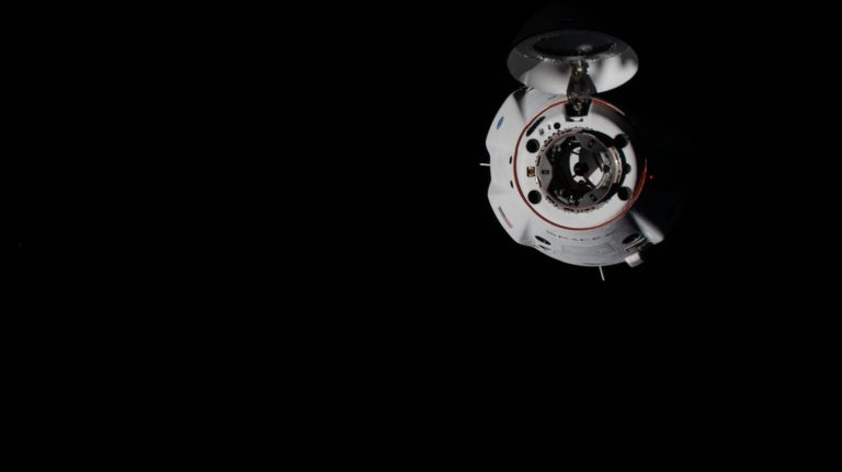 Arrébb parkolja az ISS legénysége a Crew Dragon űrkapszulát, hétfőn élőben nézhetjük