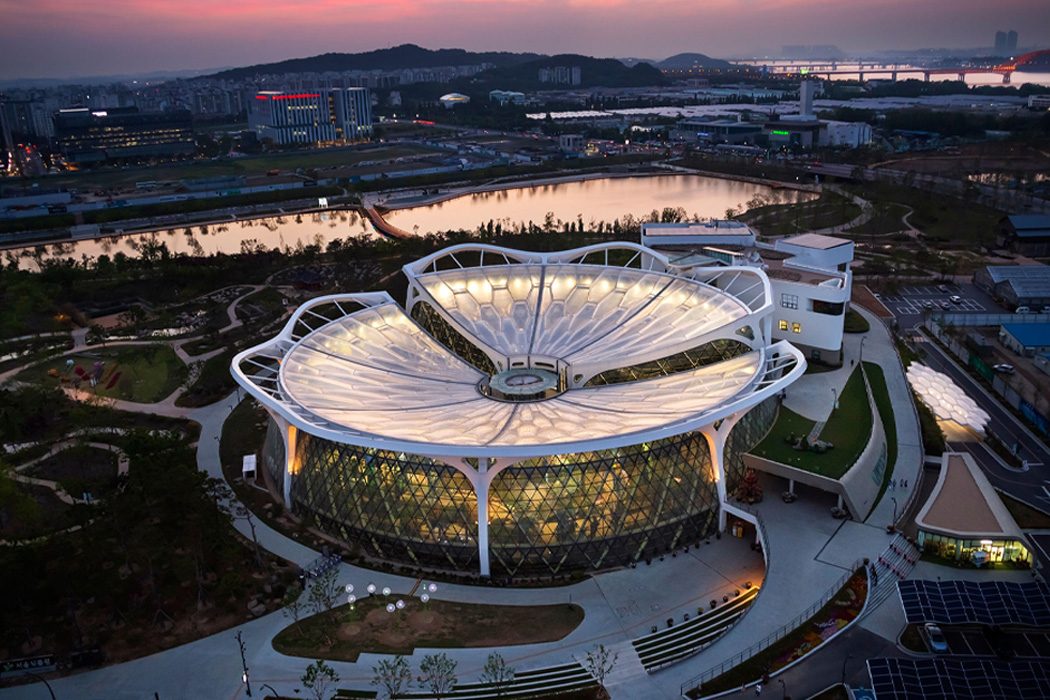 Tomboló biodiverzitás és ultramodern építészet Szöul belvárosának hatalmas botanikus kertjében