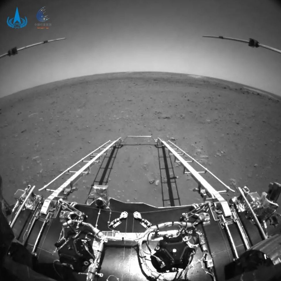 A kínai marsjáró is elküldte az első fotókat a Mars felszínéről