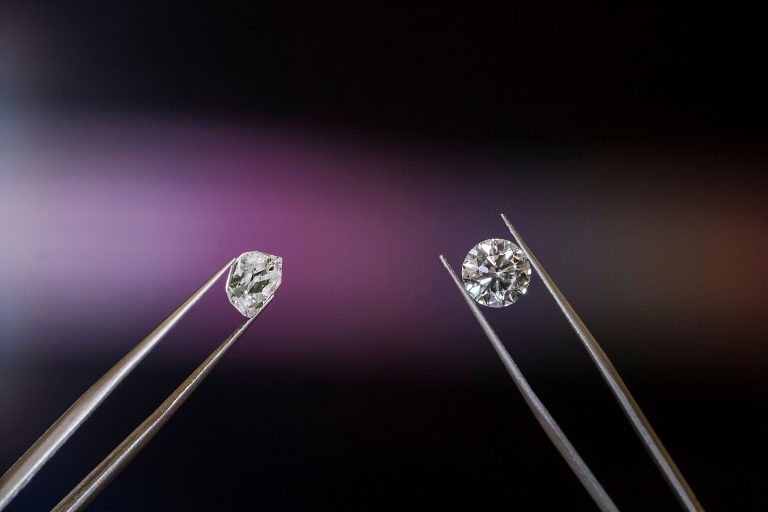A világ legnagyobb ékszerkészítője többé nem forgalmaz bányászott gyémántot, csak mesterségest