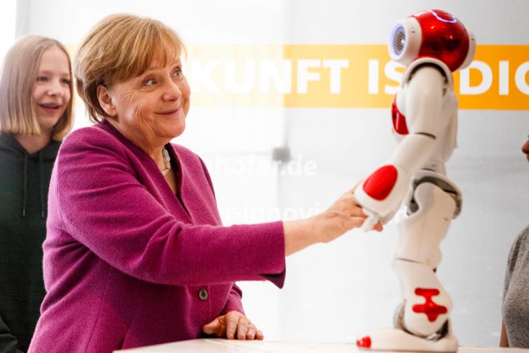 Az európaiak fele mesterséges intelligenciára cserélné a politikusokat