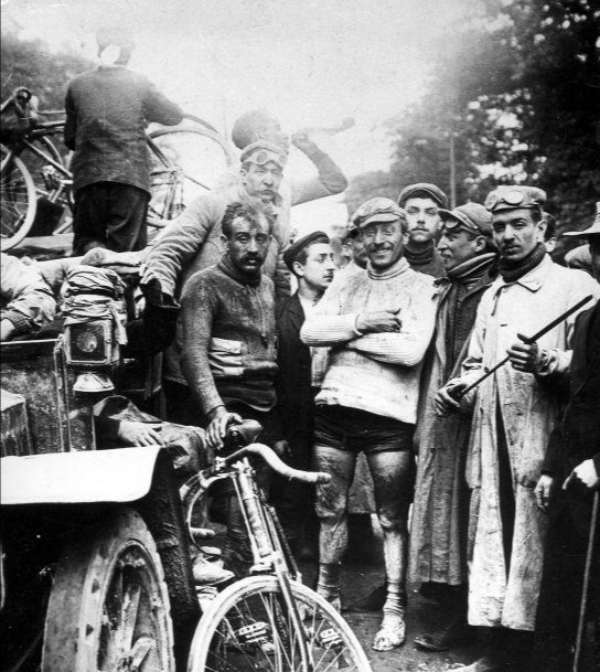 A Tour de France rögös kezdetén ittak, dohányoztak és időnként lincselésbe keveredtek a versenyzők