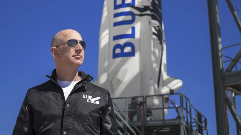 Valaki 28 millió dollárt fizetett azért, hogy Jeff Bezosszal utazhasson a világűrbe