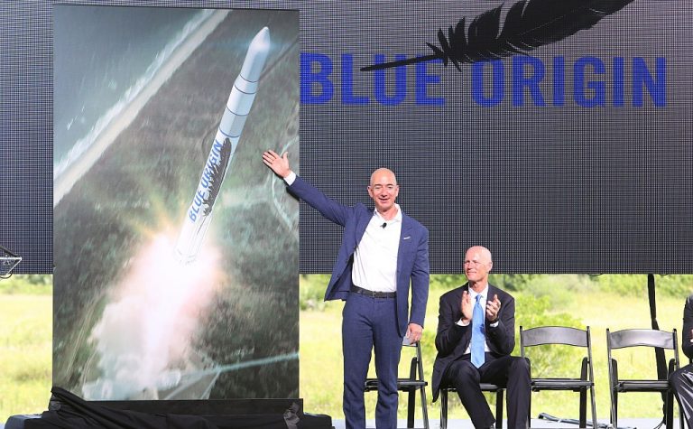 Jeff Bezos bejelentette, hogy alig egy hónap múlva űrutazásra megy