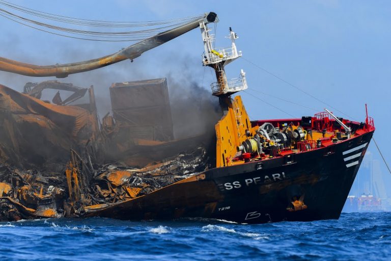 Srí Lanka partjainál süllyed egy vegyszerekkel és olajjal megrakott konténerhajó