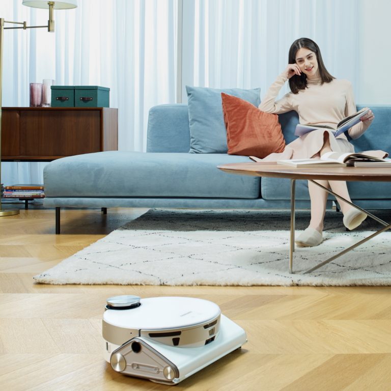 A Samsung AI-irányítású új robotporszívója óvatosan kikerüli a padlóvázát és a kutyakakit