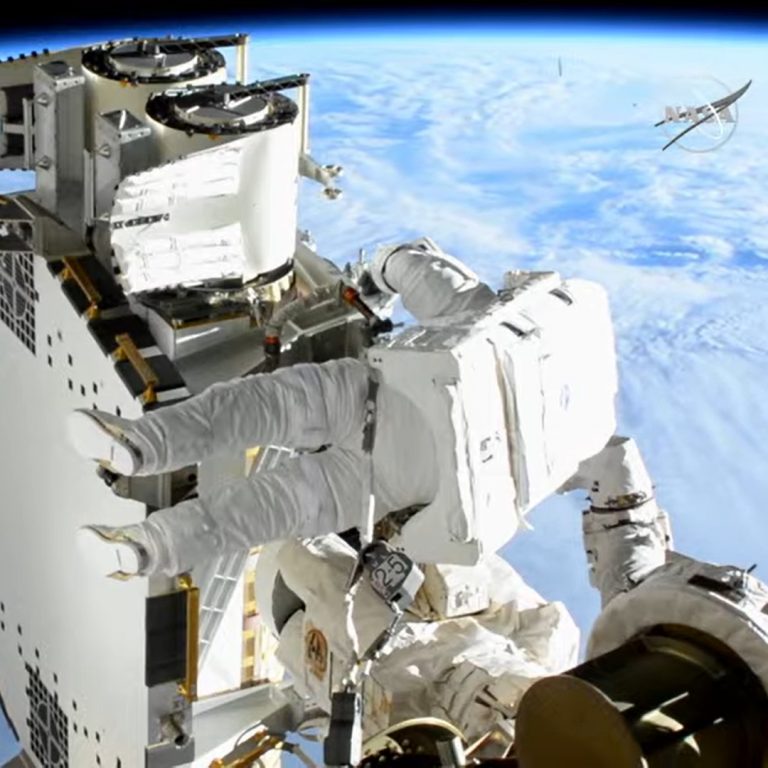 Kint van a 8 óra 11 perces videó arról, ahogy az űrhajósok üzembe helyezik a Nemzetközi Űrállomás új napelemeit