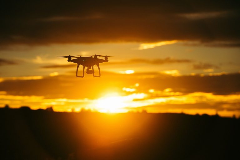 Sikoltozó embereket becserkésző drónokat fejlesztenek