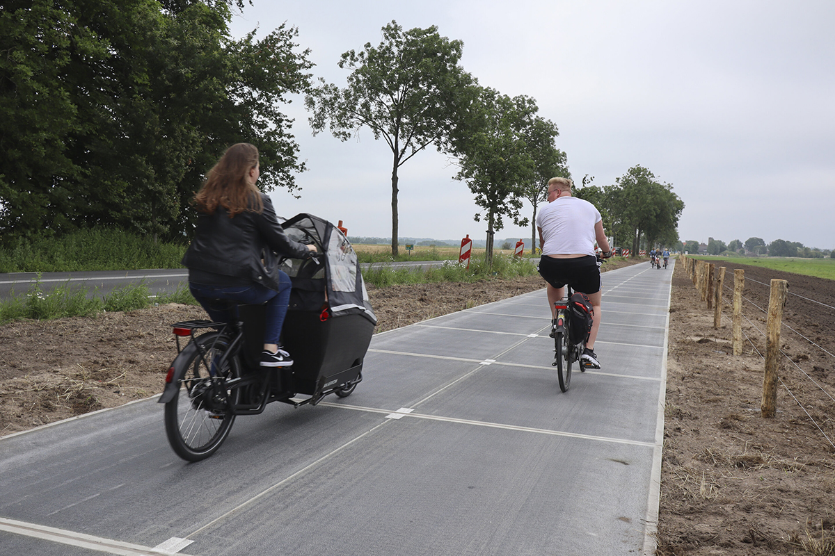 Kísérleti jelleggel napelemes kerékpárutat nyitottak Hollandiában