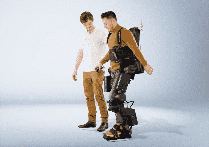 Robotizált „exoszkeletont” épített egy apa a mozgáskorlátozott fiának