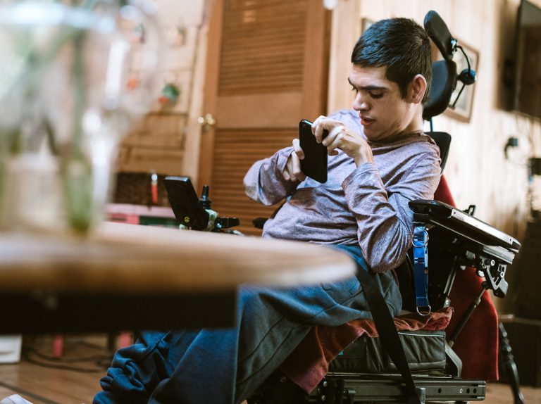 Arckifejezésekkel irányíthatják a mobiljukat a fogyatékkal élők
