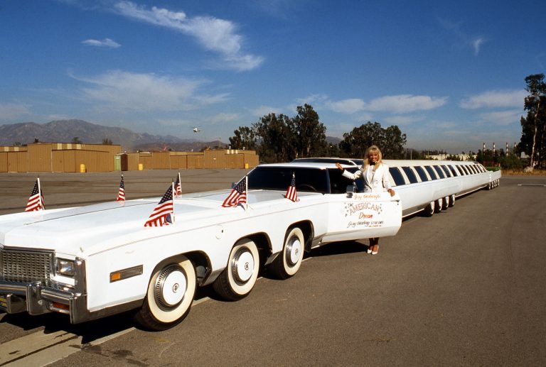 Az Amerikai Álmot, a világ leghosszabb autóját két sofőrnek kellett vezetnie és huszonhat kerékkel volt felszerelve