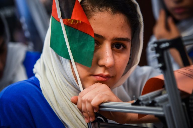 Az utolsó pillanatban próbálják kimenteni az országból az afgán robotépítő lányokat