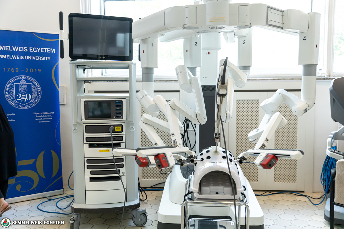 Robotsebészeti képzés indul a Semmelweis Egyetemen, robot végezte műtétek is lesznek