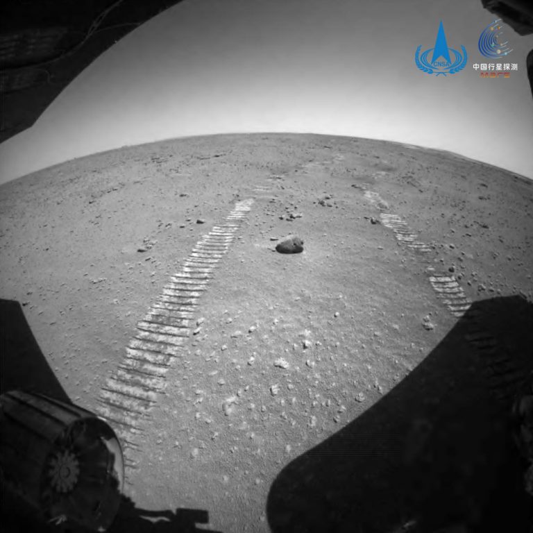 Már több mint ezer métert tett meg a Marson a kínai marsjáró, és hamarosan nagy kihívás elé néz