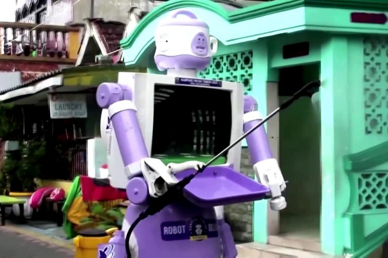 Egy indonéz faluban rizsfőzőből és használt tévéből építettek robotot a karanténban élő lakosok kiszolgálására