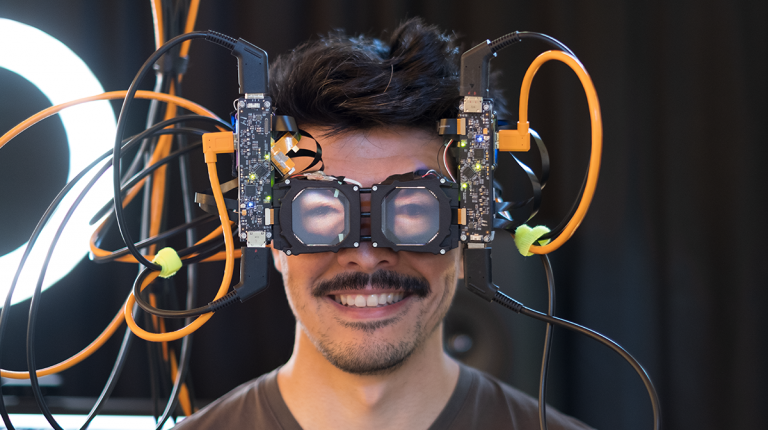 A Facebook újított a VR szemüvegén, hogy a viselése kevésbé legyen zavaró a többi ember számára