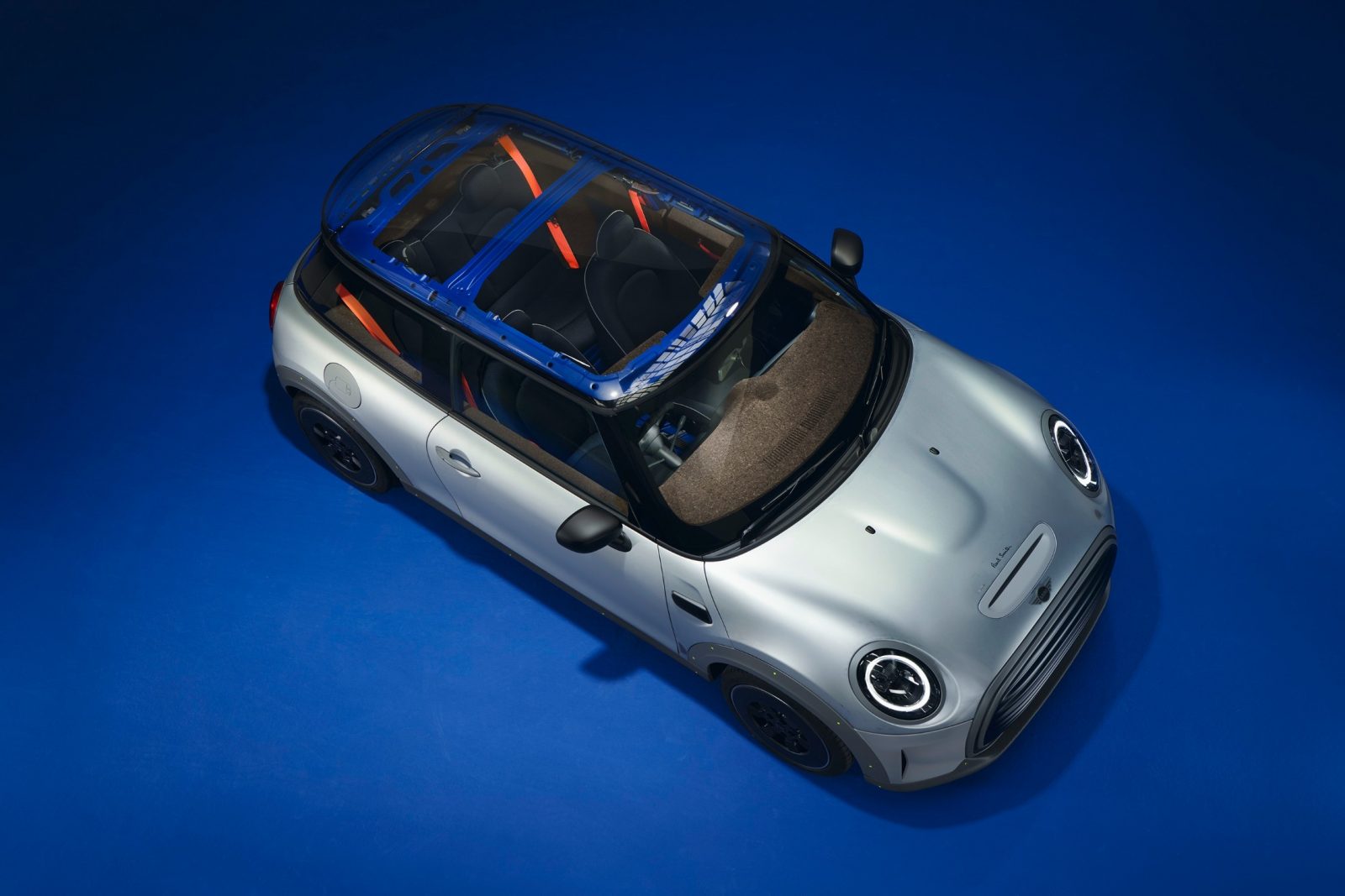 A Mini bemutatta, milyen lenne egy autó, ha minden nélkülözhető berendezést kihagynának belőle