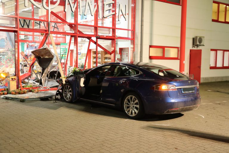 A Tesla-tulajdonosoknak bizonyítaniuk kell, hogy jó sofőrök, mielőtt használhatnák az autójuk legújabb funkcióját