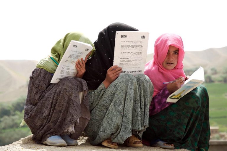 Egyelőre nem járhatnak középiskolába a lányok Afganisztánban