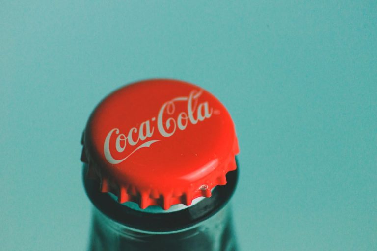 Kivezeti a magyar piacról az egyszerhasználatos műanyagpoharait a Coca-Cola