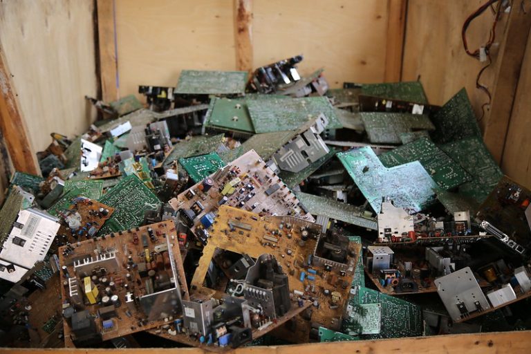 Egyetlen bitcoin tranzakció annyi elektronikai hulladékot termel, mintha két iPhone-t hajítanánk a szemétbe
