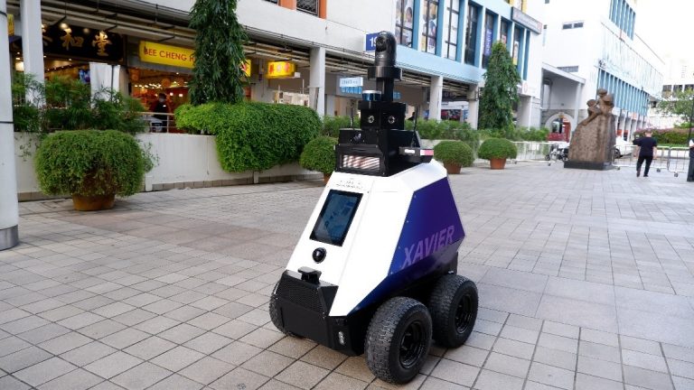 Robotzsaruk szoktatják megfelelő szociális viselkedésre az embereket Szingapúrban