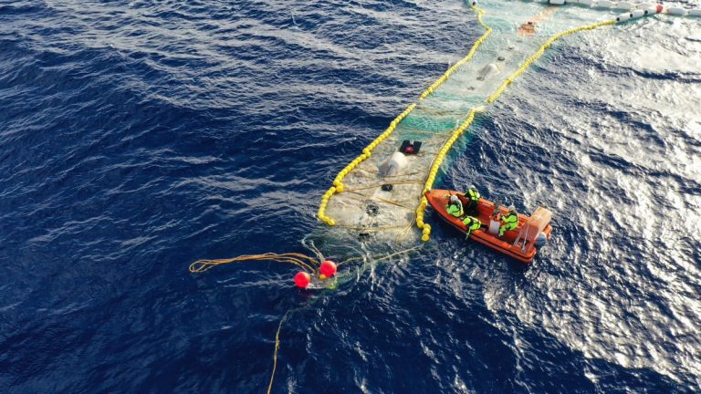 Kilenc tonna műanyagot halásztak ki a Csendes-óceánból, indulhat a nagy szemétsziget felszámolása