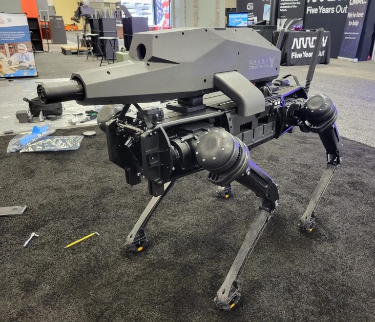 A Fekete tükör sorozatot idézi a mesterlövészpuskával felszerelt robotkutya