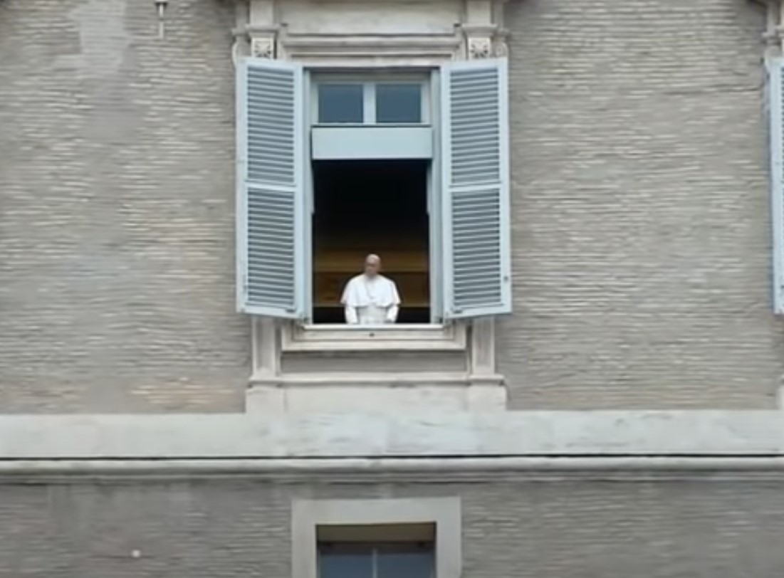Tényleg köddé vált Ferenc pápa a Vatikán egyik ablakában?