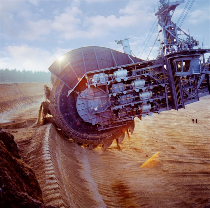 A bányászathoz használt óriás kotrógép egész falvakat nyel el Németországban
