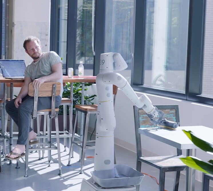 Jönnek a robotok, amik már nem csak porszívóznak, de az asztalt is letörlik és a szemetet is szétválogatják helyettünk