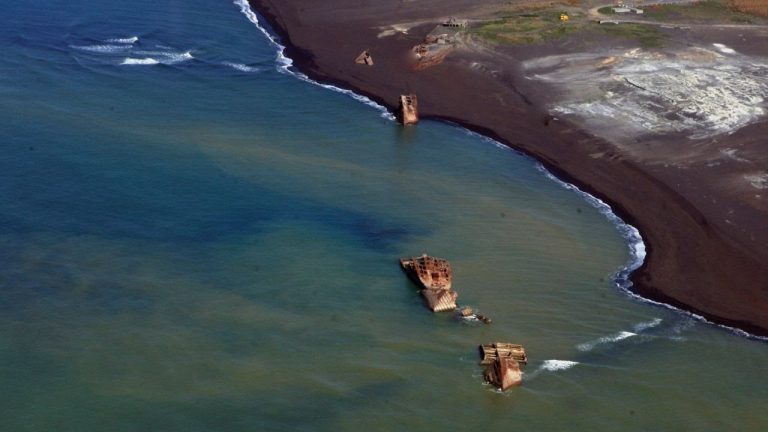 Az Ivo Dzsima-i csata elsüllyedt hajói és sok négyzetkilométernyi habkősziget került felszínre Japán partjainál