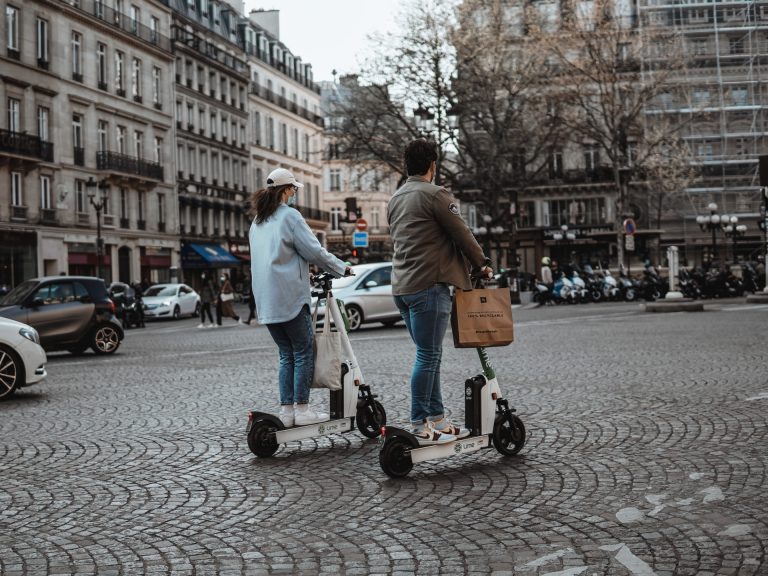 Egy futót sem fog tudni megelőzni, aki elektromos rollerrel akar közlekedni Párizsban