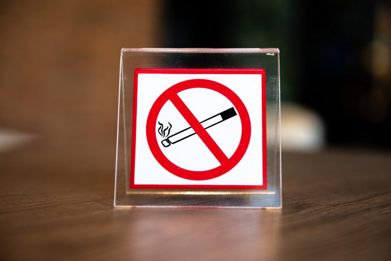 Öt év múlva elkezdhetik teljesen betiltani a dohánytermékek árusítását Új-Zélandon