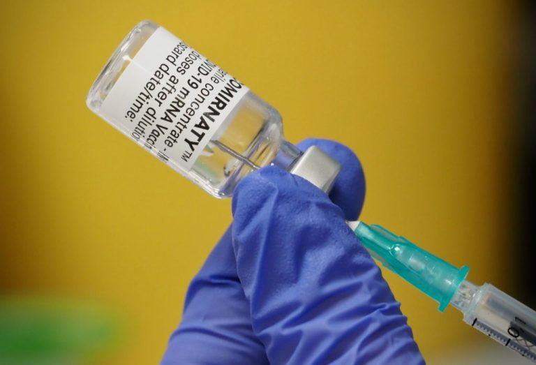 Az omikron variáns ellen is hatásos lehet a Pfizer vakcinája a harmadik oltás után