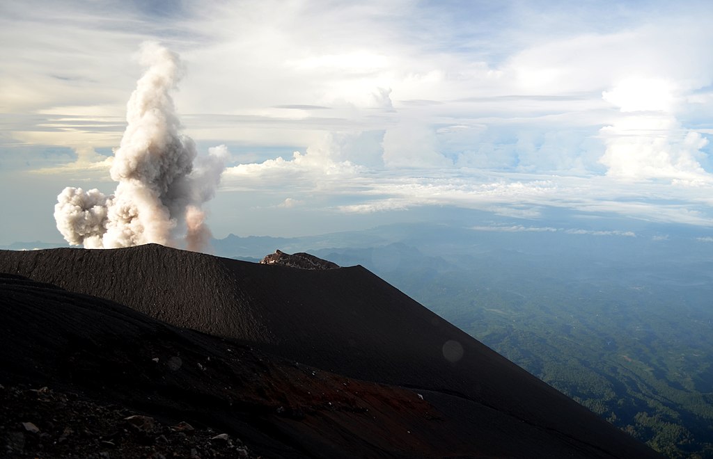Az űrből lőtt képről rögtön érthető, hogy miért volt olyan gyilkos a Semeru indonéz vulkán kitörése