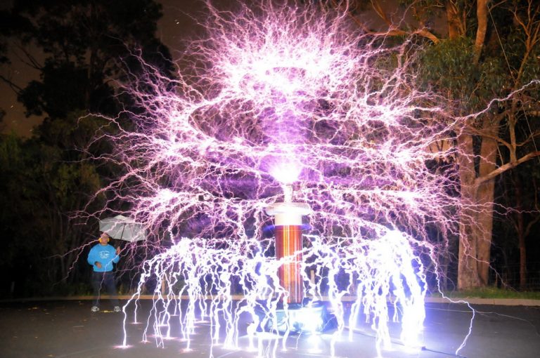 Valószínűleg a csupa-elektromosság Tesla-fa minden idők legmenőbb karácsonyfája
