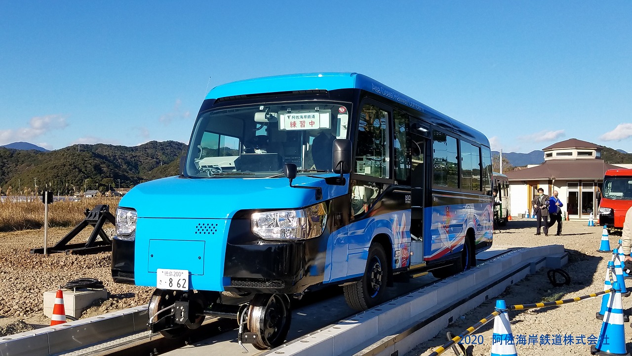 Síneken is futó autóbusz-vonat hibridjáratot indítottak Japánban
