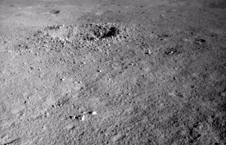 További furcsaságok, melyeket a kínai Jütu–2 talált a Hold távoli oldalán